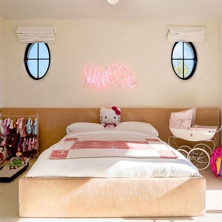 <p>Ini kamar anak perempuan Kourtney Kardashian, Penelope. Kamarnya bernuansa warna pink, dengan tempat tidur berlapis beludru di tengahnya. Penelope bahkan memiliki lemari pakaian untuk pakaian bonekanya. Cute abis ya, Bun(Foto: Kourtneykardashian.com)</p>