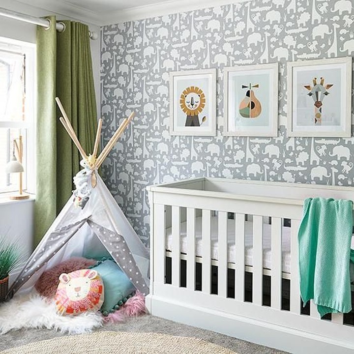 <p>Ini kamar bayi musisi Tom Fletcher. Kamarnya direnovasi pada bulan Agustus lalu. Ruangnya bernuansa netral dan dihiasi dengan wallpaper motif hewan hutan. (Foto: Ingrid Rasmussen dari Wayfair.co.uk)</p>