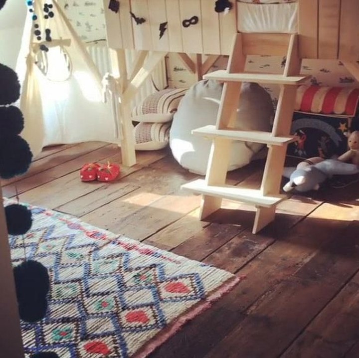 <p>Ini kamar anak chef Jamie Oliver dan Jools Oliver. Ada tempat tidur kayu seperti rumah pohon dan memiliki tangga. Kamarnya juga dihiasi dengan topeng superhero dan simbol kelelawar serta lampu-lampu peri. (Foto: Instagram @joolsoliver)</p>