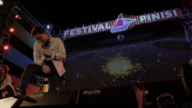 Sentuhan berbeda yang romantis disajikan dalam acara penutupan Festival Pinisi 2018, Sabtu (15/9) melalui penampilan band Armada di Pantai Tanjung Bira.