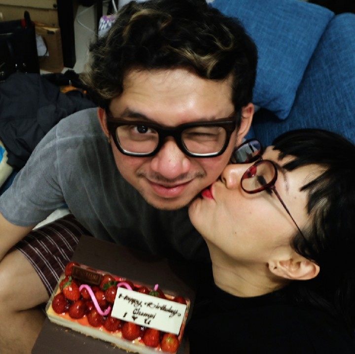 <p>Merayakan ultah Oki. Aaw, manis banget sih yang dilakukan Poppy pada Oki. (Foto: Instagram/popsovia)</p>