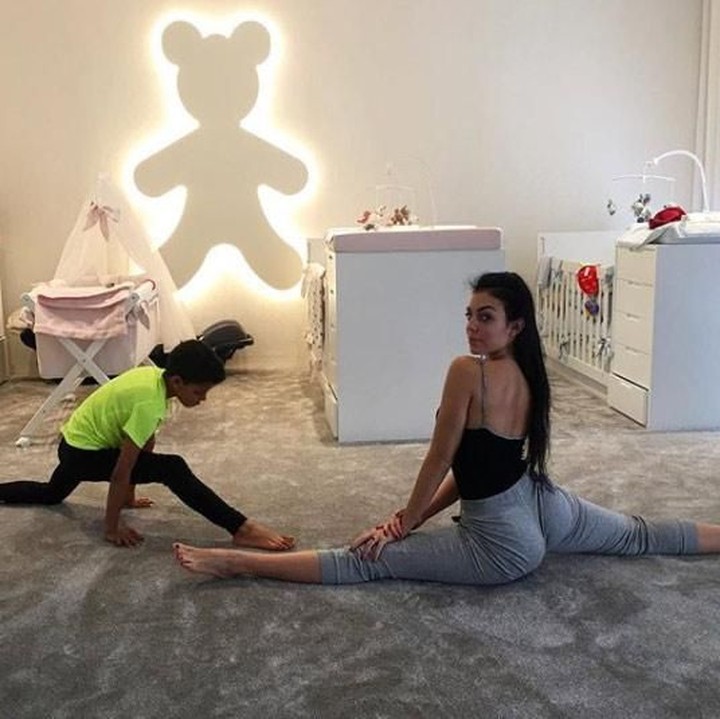 <p>Ini kamar anak pesepakbola Christiano Ronaldo, Eva, Mateo, dan Alana Martina. Kamarnya didominasi warna netral dengan siluet kelinci yang menyala di dinding. Tiap anak juga memiliki tempat tidur sendiri-sendiri. (Foto: Instagram @georginagio)</p>