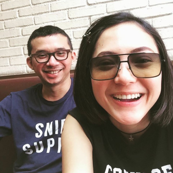 <p>Poppy Sovia, aktris yang juga presenter biasa terlihat 'macho'. Tapi setelah menikah dengan Ahmad Gussaoki atau Oki, Poppy makin memperlihatkan sisi manisnya bersama Oki, he-he-he. (Foto: Instagram/popsovia)</p>