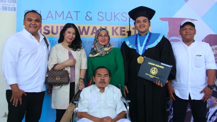 Sang ayah, Mat Solar memang sedang sakit. Namun hal itu tak menghalangi Mikhail untuk jadi wisudawan berprestasi.