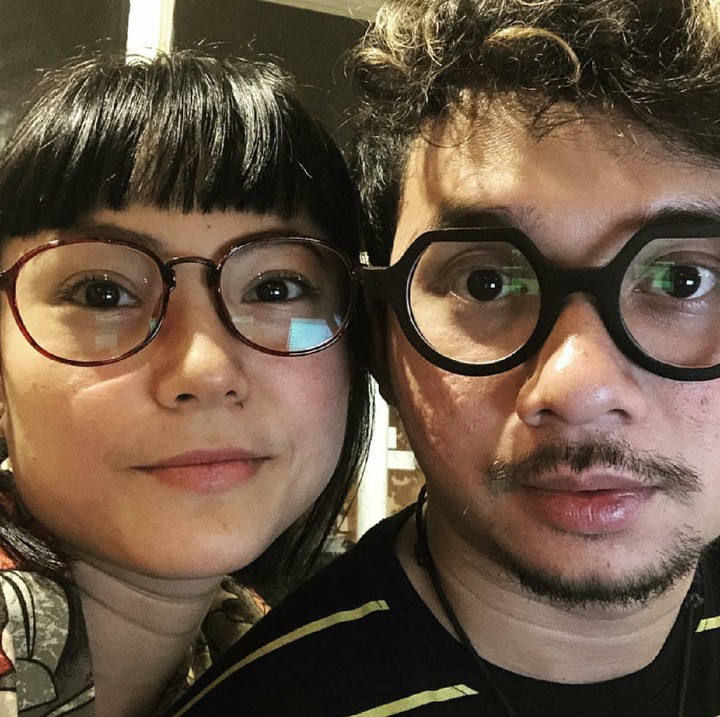 <p>Bila diperhatikan, lama-lama Poppy dan Oki mirip ya. Kata orang, inilah yang namanya jodoh, hi-hi-hi. (Foto: Instagram/popsovia)</p>
