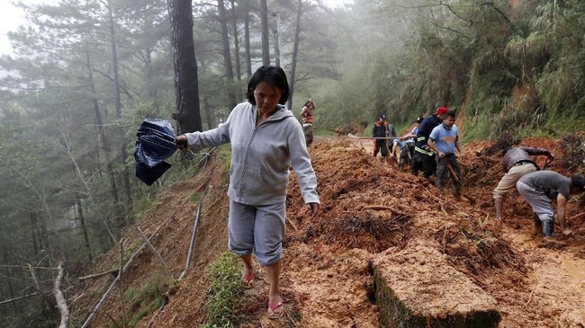 Pemerintah Filipina mengevakuasi ribuan warga rawan banjir dan longsor, terutama di daerah-daerah yang diperkirakan bakal dihantam angin tropis Amang pekan ini.