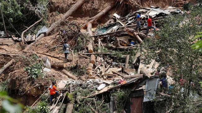 Pasca topan Mangkhut melanda, Filipina masih dihantui bencana tanah longsor akibat tingginya curah hujan akibat musim muson yang telah tewaskan tiga orang.