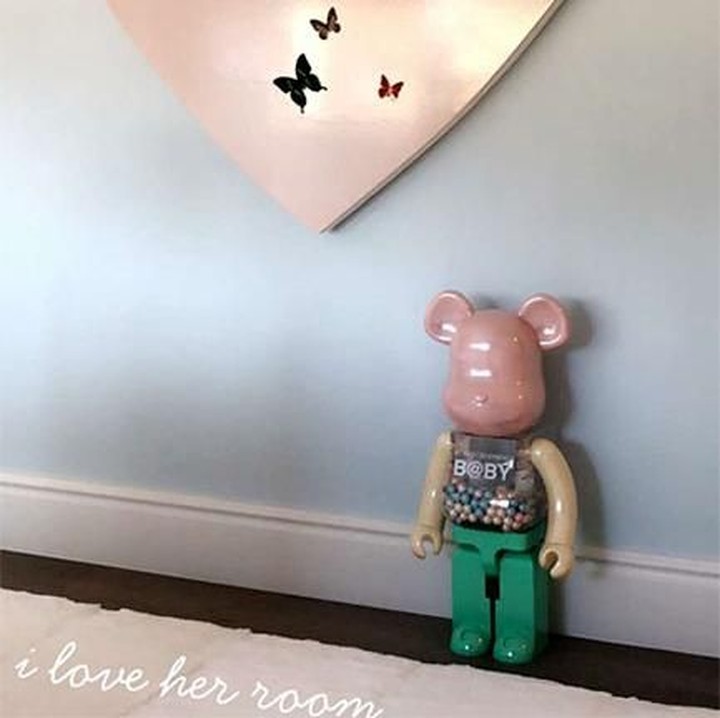<p>Ini kamar Stormi putri Kylie Jenner. Kamar bayinya memiliki dekorasi lucu berupa hati besar dan ada mainan berbentuk tikus. Terdapat karpet pink yang matching dengan mainannya. Kabarnya, bahan-bahan dekorasi kamar Stormi ini ramah lingkungan lho, Bun. (Foto: Instagram @kyliejenner)</p>