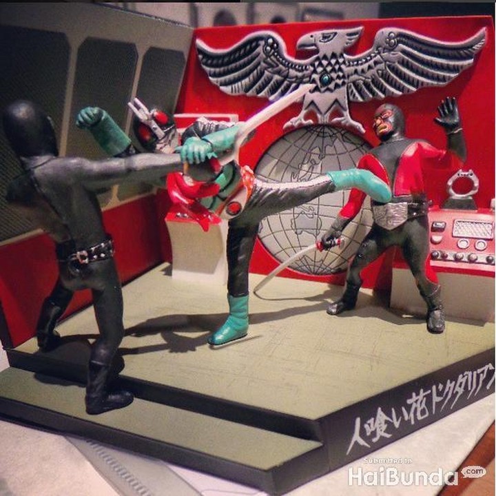 <p>Ciatttttt, Kamen Rider lagi melawan musuh! (Foto: Instagram @reinobarack)<br /><br /></p>