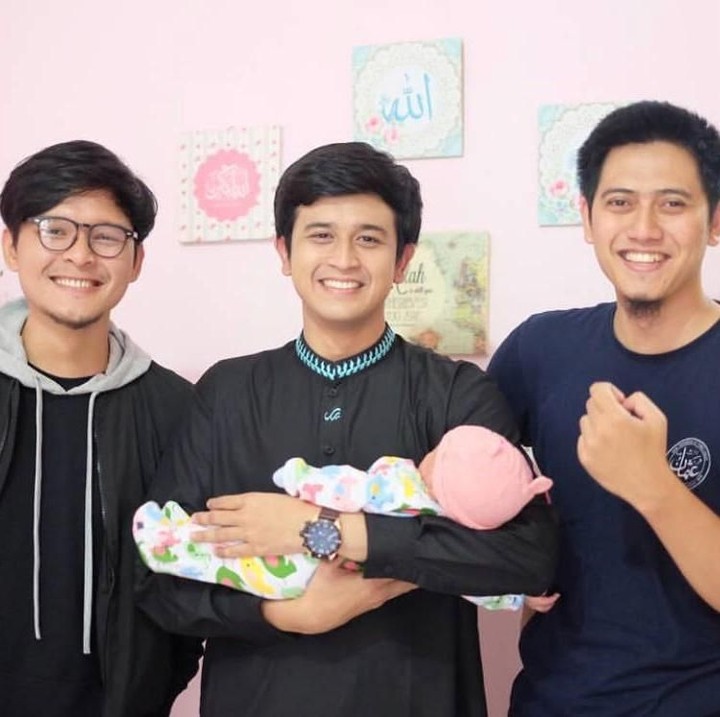 <p>Dito sedang menjenguk teman yang istrinya baru melahirkan, Bun. Semoga cepat ketularan ya Dito. (Foto: Instagram@ananditodwis)<br /><br /></p>