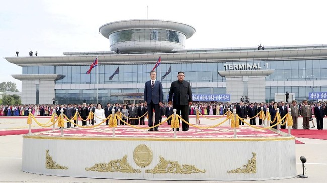 FOTO: Kim Jong-un dan Moon Jae-in dalam Kehangatan Korut