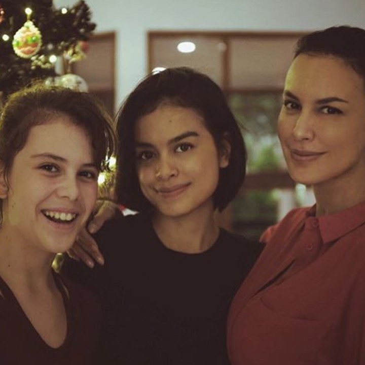 <p>Sophia Latjuba seorang diri membesarkan kedua putrinya, Eva Cellia dan Manuella Aziza. Eva adalah buah hati Sophia dan Indra Lesmana (menikah 1992 - 1993), sedangkan Manuella putri Sophia dari pernikahan dengan Michael A. Villarreal (2005 - 2014). (Foto: Instagram)</p>