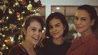 <p>Sophia Latjuba seorang diri membesarkan kedua putrinya, Eva Cellia dan Manuella Aziza. Eva adalah buah hati Sophia dan Indra Lesmana (menikah 1992 - 1993), sedangkan Manuella putri Sophia dari pernikahan dengan Michael A. Villarreal (2005 - 2014). (Foto: Instagram)</p>