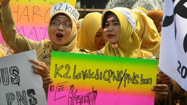 Aksi honorer K2 yang terpantau pada H-1 seleksi CPNS 2018 adalah di Banten, Garut, Karawang, dan Kudus. Protes mereka yang paling keras soal batasan usia.