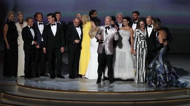 Tim serial 'The Assassination Of Gianni Versace: American Crime Story' mempersembahkan piala Emmy Awards 2018 untuk persamaan hak kaum LGBTQ.
