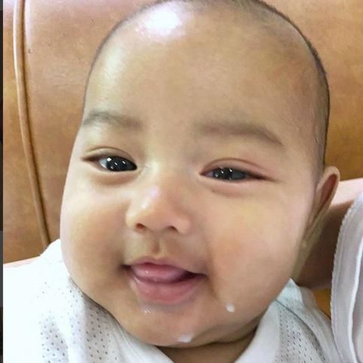 <p>Alfie habis minum ASI nih. Wah, saking semangatnya menyusu ASI-nya sampai kena mukanya Alfie. (Foto: Instagram @ririndwiariyanti)<br /><br /></p>