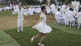 FOTO: 'Memutihkan' Pulau di New York New York City Diner en Blanc mampu menarik minat ribuan wisatawan untuk mencicipi sensasi makan malam bersama yang spesial.