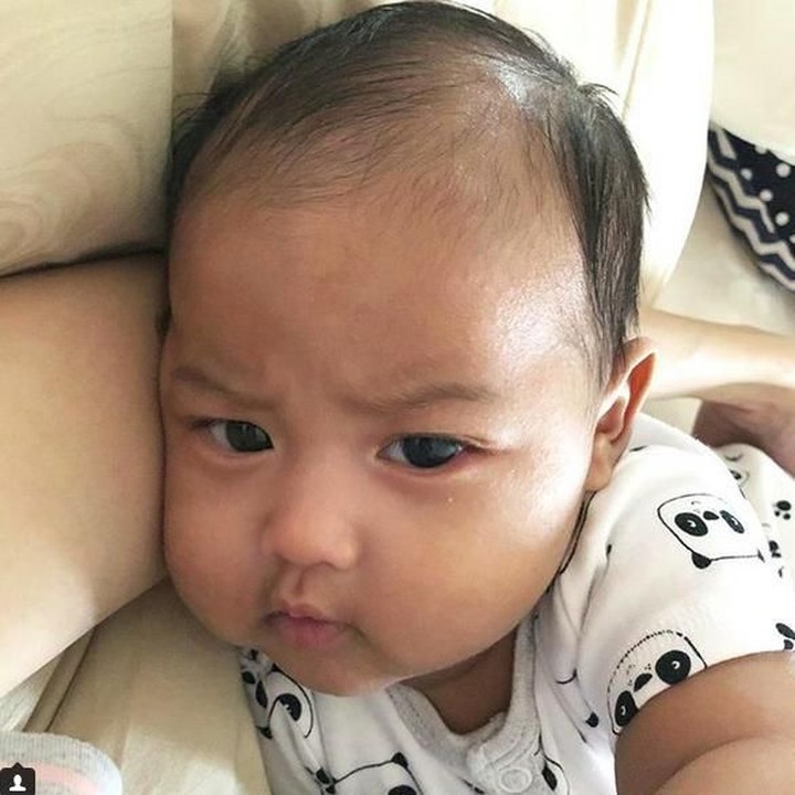 <p>Lagi menatap siapa sih, Nak? (Foto: Instagram @ririndwiariyanti)<br /><br /></p>