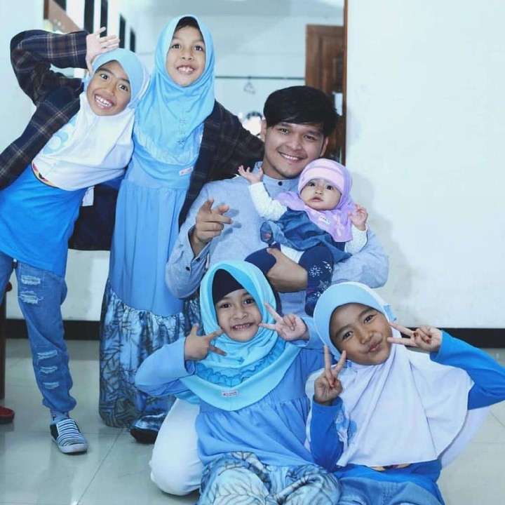 <p>Wah Dito dikelilingi anak-anak perempuan. Senangnya! (Foto: Instagram@ananditodwis)<br /><br /></p>