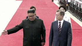 Kim Jong-un Sambut Moon Jae-in di Bandara Korut