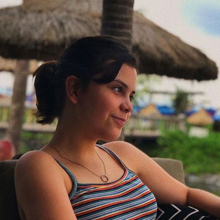 <p>Dari samping Manuella mirip banget dengan Sophia Latjuba ya. (Foto: Instagram/ @manuellaazizaa)  </p>