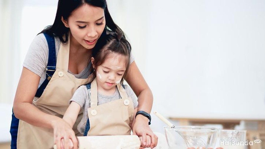 4 Alasan Sesekali Bunda Perlu Ajak Anak Memasak