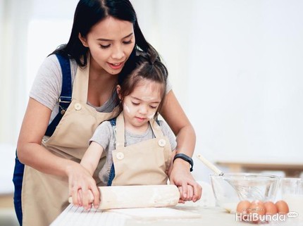 4 Alasan Sesekali Bunda Perlu Ajak Anak Memasak