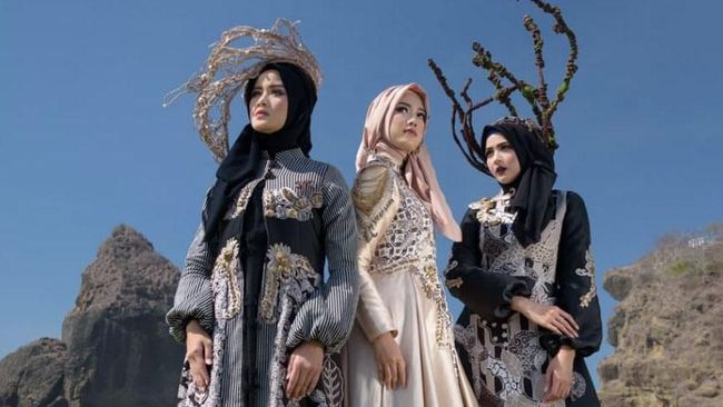 Desainer busana muslim asal Surabaya, Lia Afif bakal membawa batik Jember dalam ajang Paris Fashion Week.