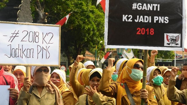 Pemerintah diminta untuk langsung mengangkat guru honorer dengan masa kerja di atas 5 tahun menjadi pegawai pemerintah dengan perjanjian kerja (PPPK).