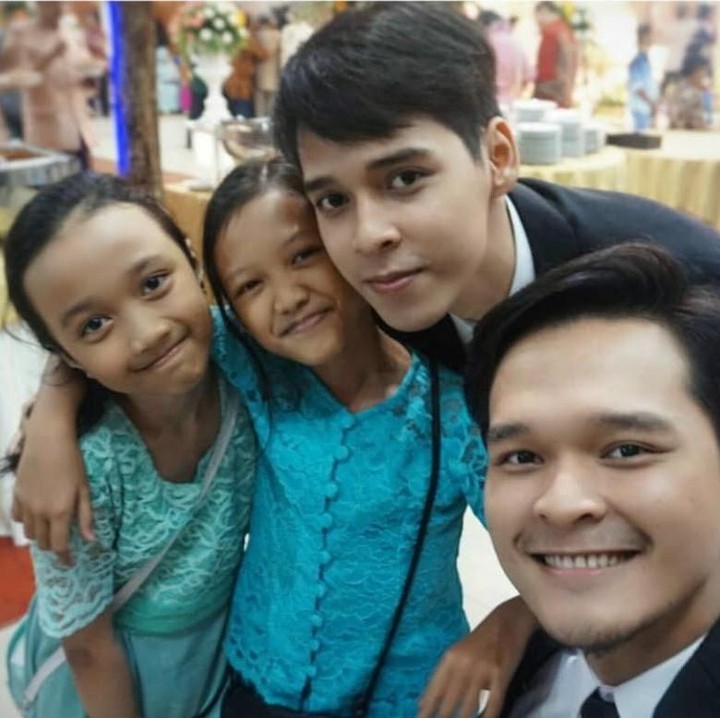<p>Satu, dua, tiga, cheessss! Happy banget melihat Dito dekat dengan anak-anak kayak gini. (Foto: Instagram@ananditodwis)</p>