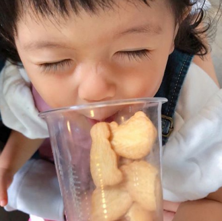 <p>'Biskuit nggak diminum tapi dimakan, Nak. Hi-hi-hi'. (Foto: Instagram @saki___suki)</p>
