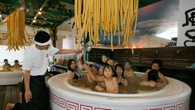 7 Onsen Unik di Jepang, Berisi Lumpur sampai Kuah Ramen