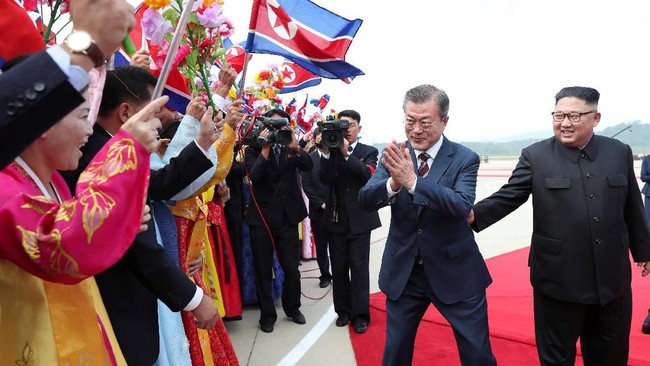 Pertemuan ketiga Moon Jae-in dan Kim Jong-un tetap menjadi sorotan dunia. Tiap momen dalam pertemuan tersebut pun dianggap memiliki makna tersendiri.