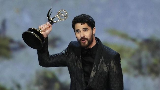 John Legend baru saja menerima status EGOT, tapi harus dikalahkan Darren Criss dalam kategori Outstanding Lead Actor In A Limited Series Or Movie.