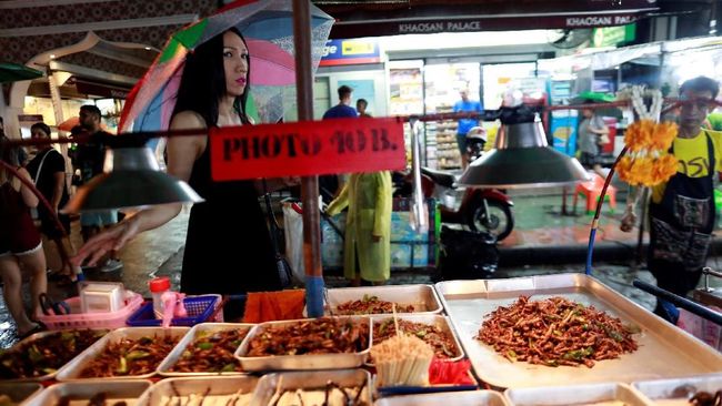 Pemerintah Bangkok mengumumkan bakal membersihkan trotoar dari penjaja kuliner kaki lima termasuk kios Michelin kaki lima dan kios makanan legendaris.