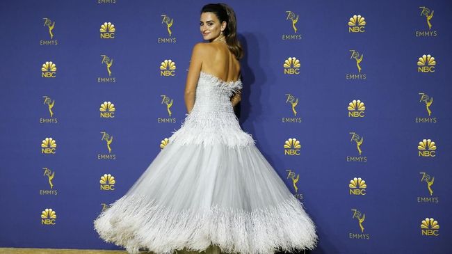 Penelope Cruz adalah salah satu aktris yang ikut hadir di Emmy Awards 2018. Cruz hadir dengan gaun berwarna icy blue buatan rumh mode Chanel Haute Couture.