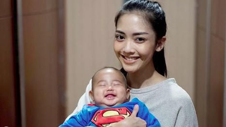 Sebagai 'bunda zaman now' Ririn Dwi Ariyanti juga selalu bertanya tentang keamanan pemakaian produk kosmetik bayi, termasuk bedak tabur.