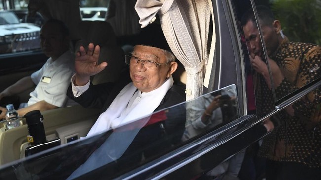 Calon Wakil Presiden Ma'ruf Amin dan relawan pendukungnya mengirimkan uang tunai Rp750 juta dan bantuan logistik untuk korban gempa di Palu dan Donggala.