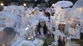 FOTO: 'Memutihkan' Pulau di New York New York City Diner en Blanc mampu menarik minat ribuan wisatawan untuk mencicipi sensasi makan malam bersama yang spesial.