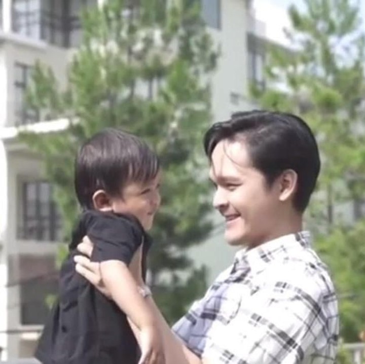 <p>Happy-nya si kecil ketika digendong Om Dito. (Foto: Instagram@ananditodwis)<br /><br /></p>