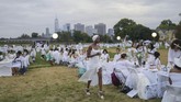 FOTO: 'Memutihkan' Pulau di New York New York City Diner en Blanc mampu menarik minat ribuan wisatawan untuk mencicipi sensasi makan malam bersama yang spesial.