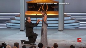 VIDEO: Lamaran Romantis di Panggung Emmy Award 2018