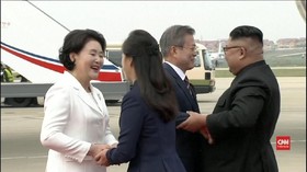VIDEO: Peluk Hangat Kim Jong-un Sambut Moon Jae-in di Korut
