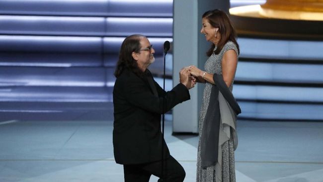Glenn Weiss, seorang veteran Hollywood, memanfaatkan podium kemenangannya di Emmy Awards 2018 untuk melamar kekasihnya.