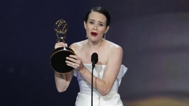 Aktris Claire Foy memenangkan kategori Outstanding Lead Actress In A Drama Series atas perannya dalam 'The Crown'.