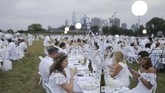 FOTO: 'Memutihkan' Pulau di New York New York City Diner en Blanc mampu menarik minat ribuan wisatawan untuk mencicipi sensasi makan malam bersama yang spesial.