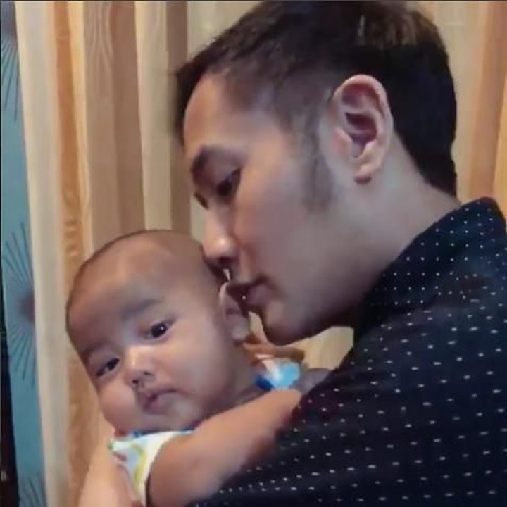<p> Alfie nyaman banget di gendongan ayahnya, Aldi Bragi. (Foto: Instagram @ririndwiariyanti)<br /><br /></p>