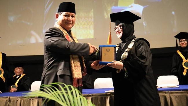 Menurut jadwal Prabowo harusnya menghadiri wisuda STIKOM Bandung, namun saat sampai Sabuga ia justru diminta mengisi acara wisuda STIKES Bandung.