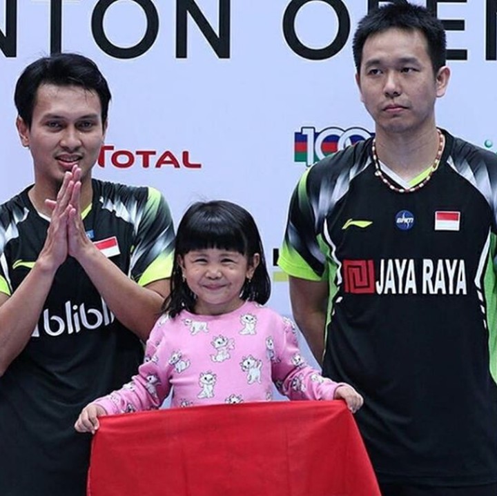 <p>Mohammad Ahsan, atlet pebulutangkis senior yang baru saja lolos 16 besar di China Open kategori ganda putra. Mohammad Ahsan adalah ayah yang penyayang banget sampai putri pertamanya, Chayra dibawa ke podium, lho. (Foto: Instagram @king.chayra)</p>