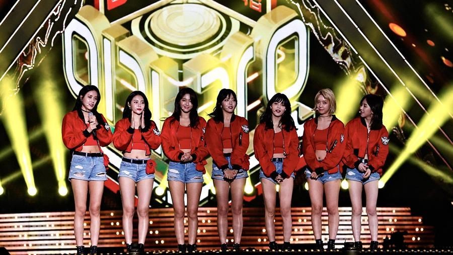 Girlband AOA tampil di BOF 2017